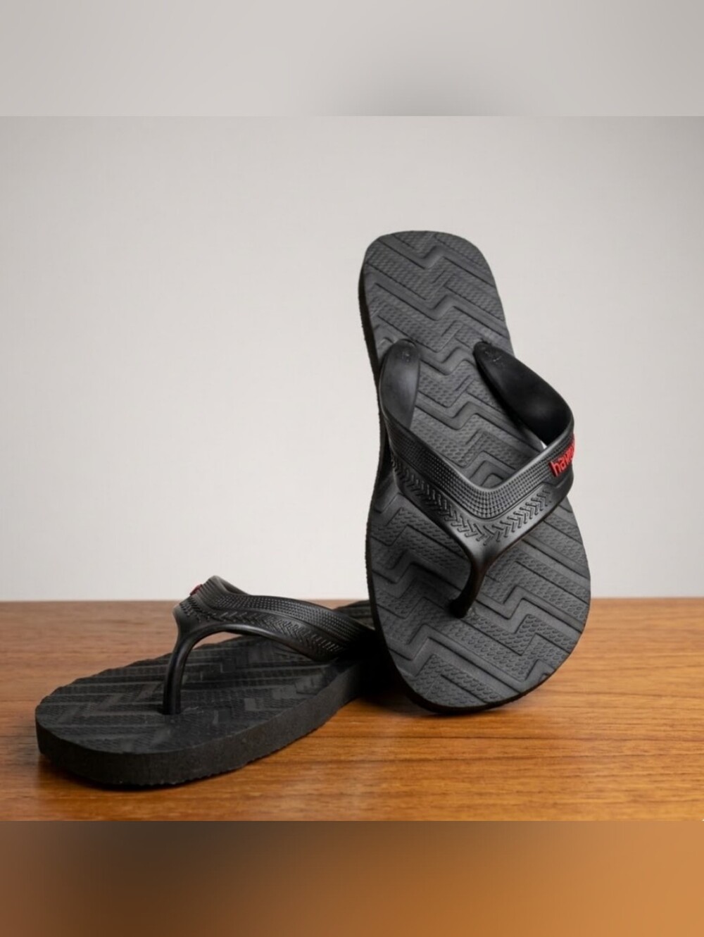 NEW! Havaianas Men’s Black Flip Flops with Subtle Red Logo sz 11/12